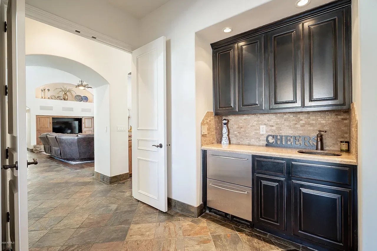 6115 E SHANGRI LA Rd