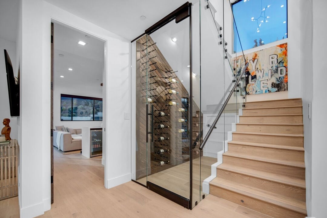 Canyon Lake Dr, 90068