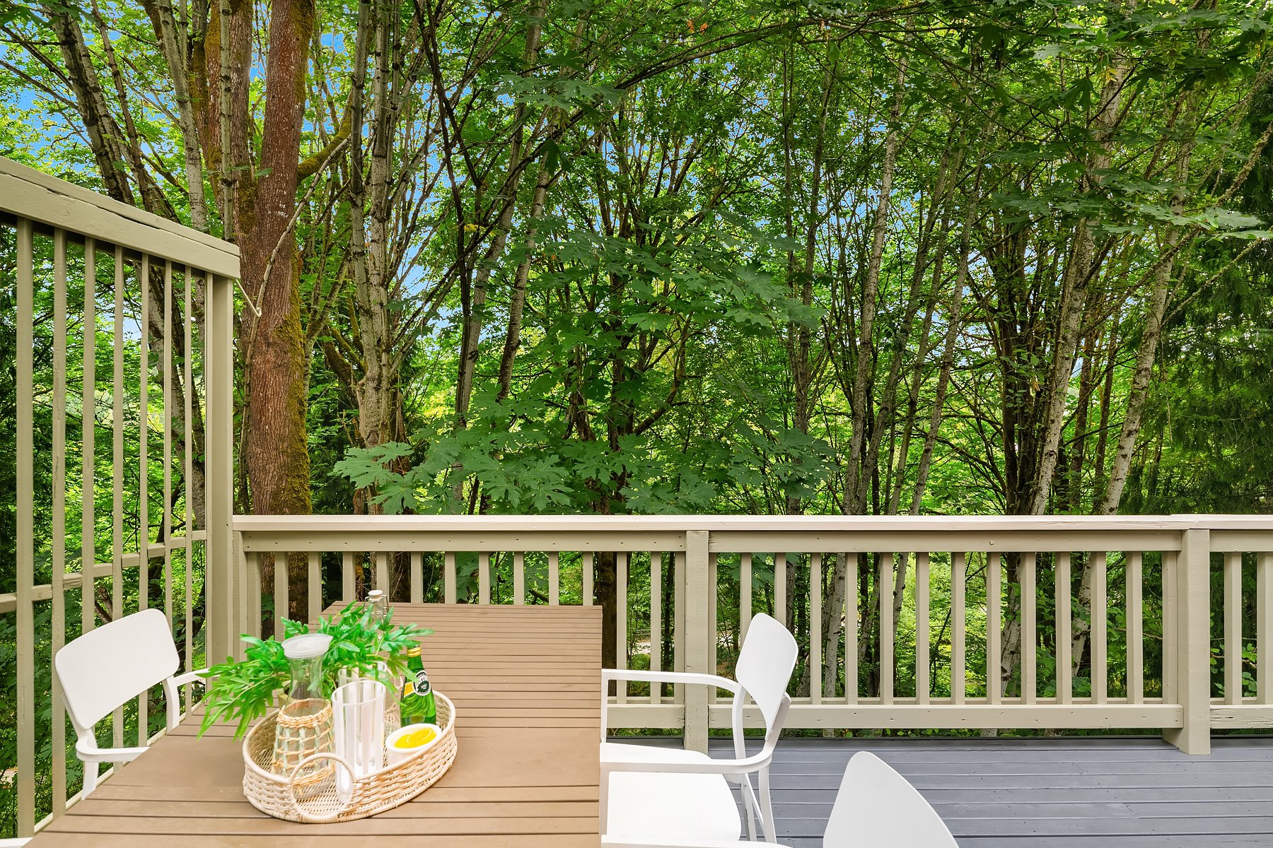 Quiet Elegance in Kirkland: Ideal Location & Natural Beauty