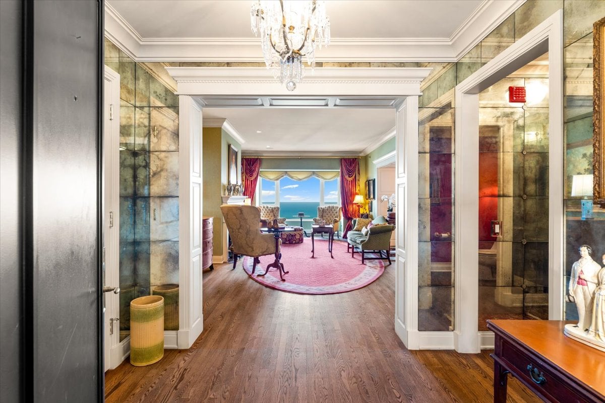 800 N Michigan Ave 5501