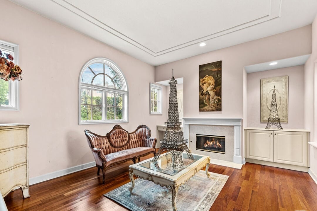 Buckingham Ln, 90077