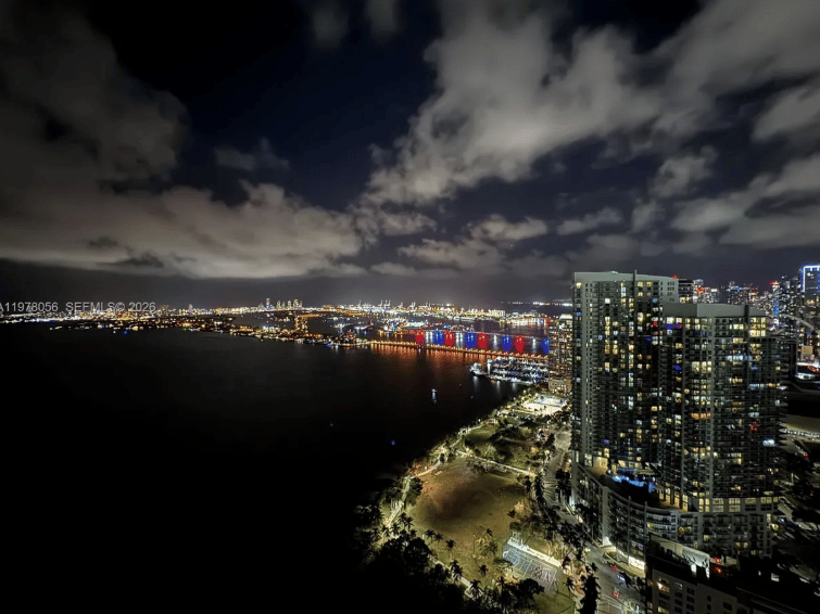 LUXURY IN THE MIAMI SKY