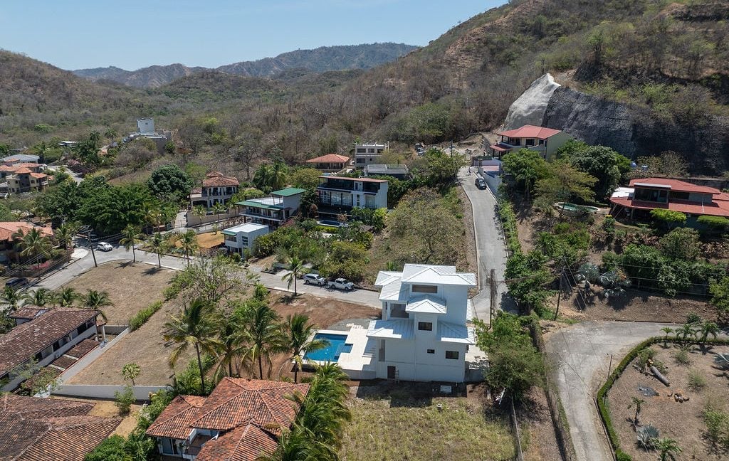 Luxury Ocean-View Home in Altos de Flamingo2