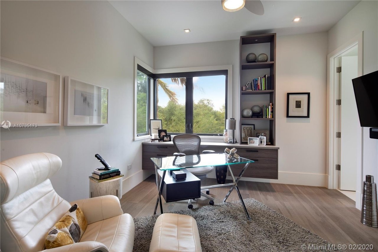 4965/4945 SW 82 St