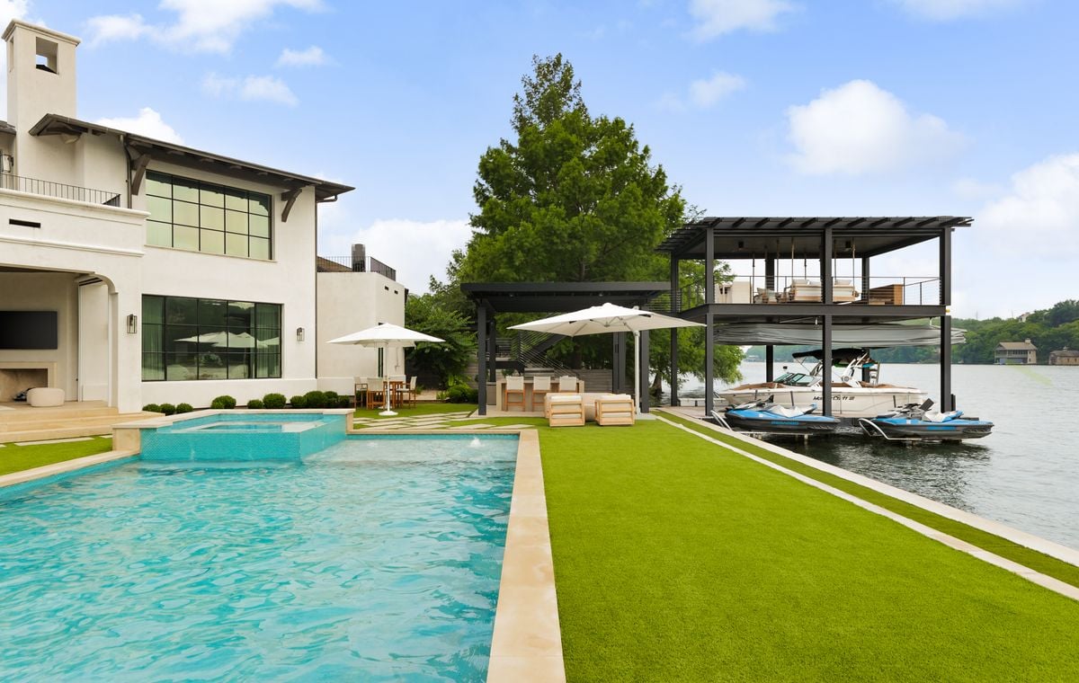 Lakeshore Elegance: A Luxurious Waterfront Retreat on Lake Austin