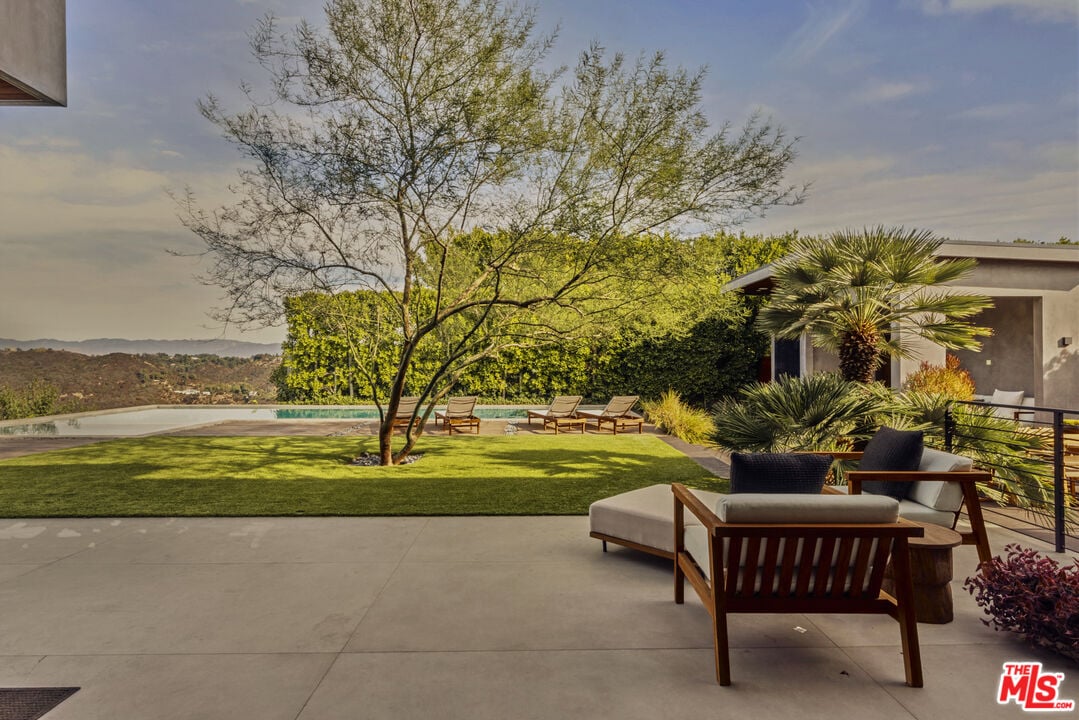 Aria Vista, Stradella Rd, 90077