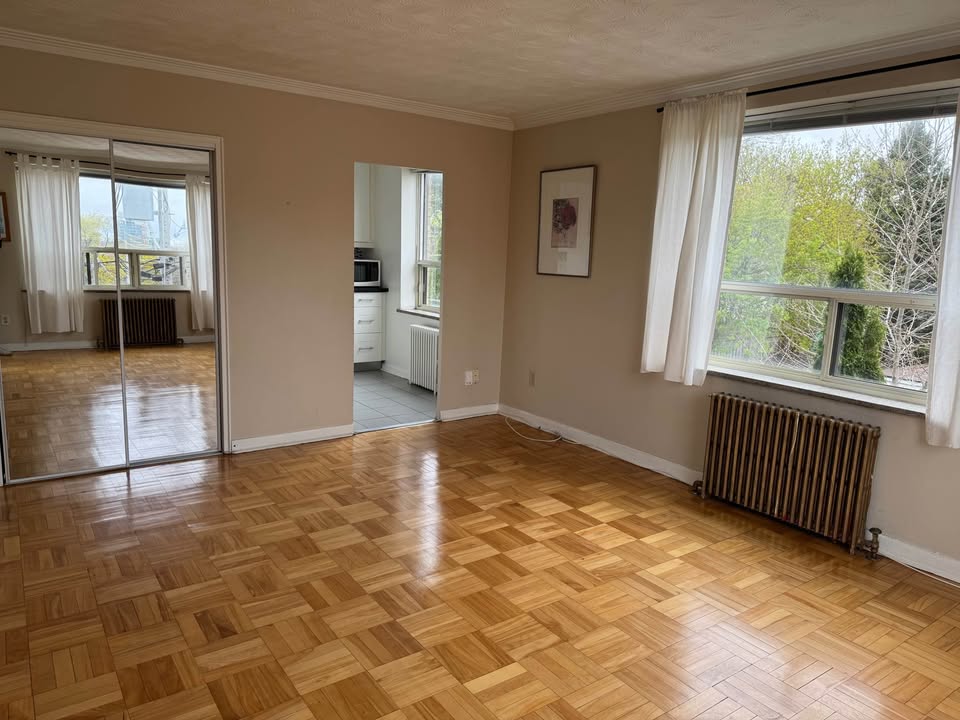 1112 Avenue Road Unit: 203