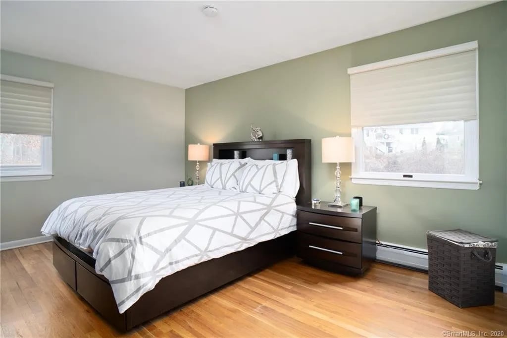 28 Surrey Dr, Norwalk