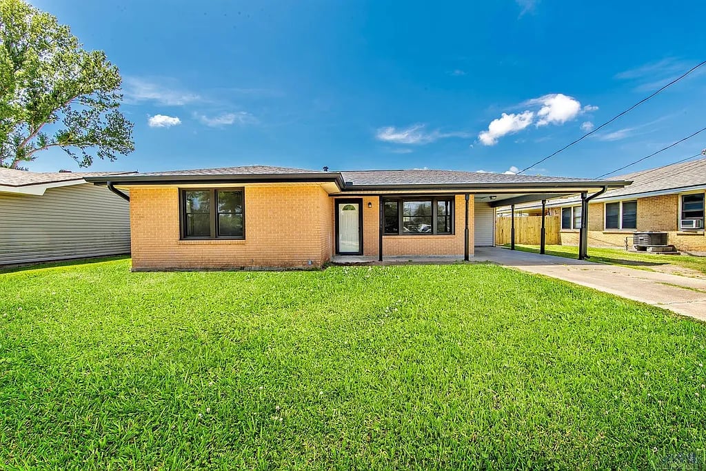 1808 Acadian Dr