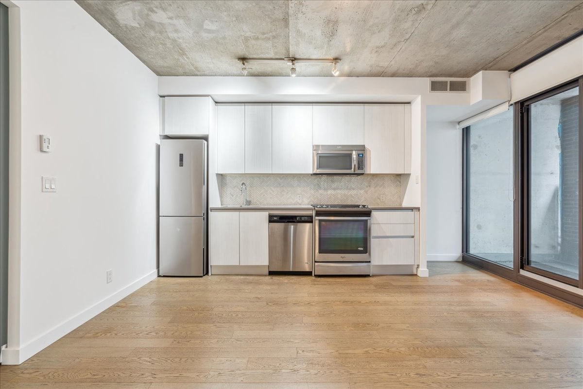 111 Bathurst St 423