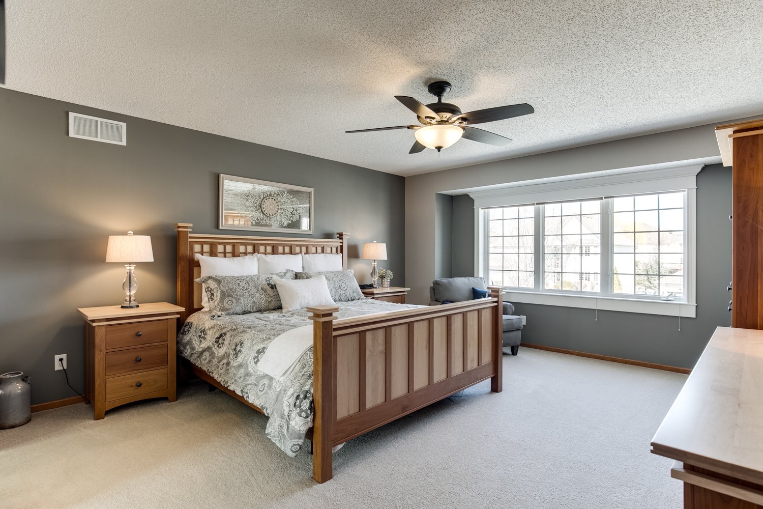 Beautiful 2-Story in Desirable OakParke Estates