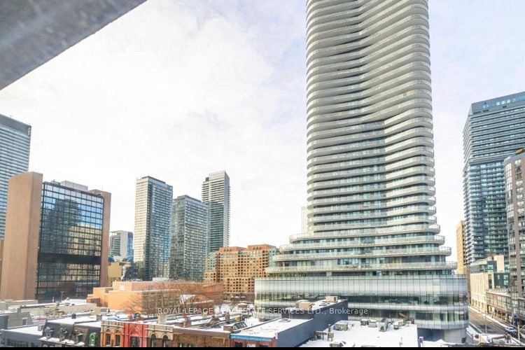 555 Yonge St 502