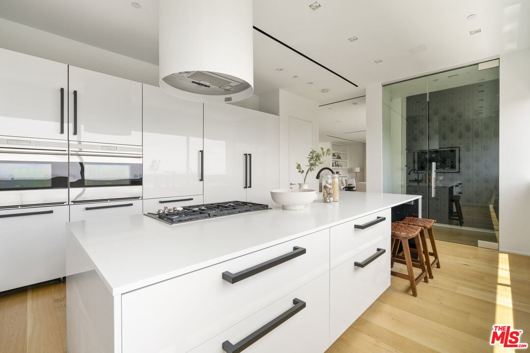 Nova Estate, Sunset Plaza Dr, 90069