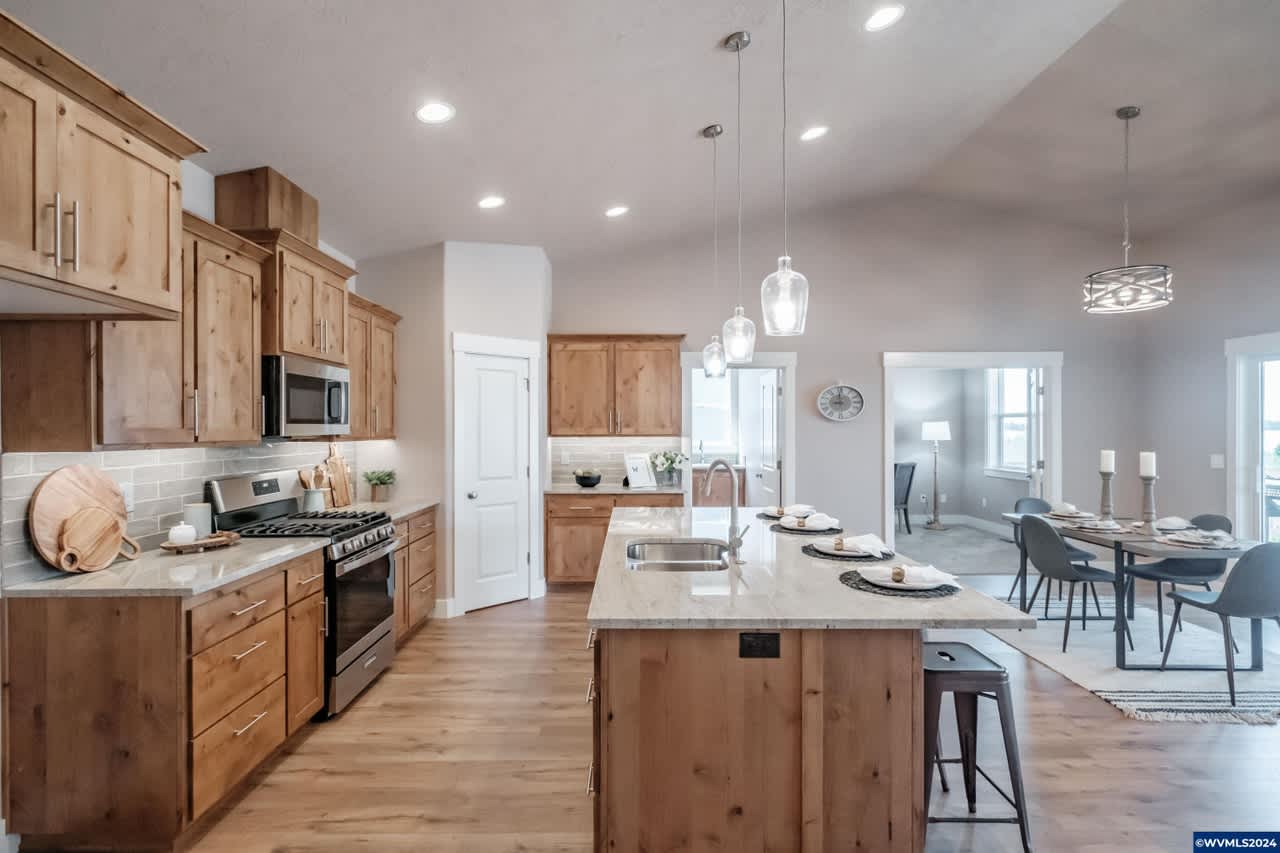 704 NW George Ct