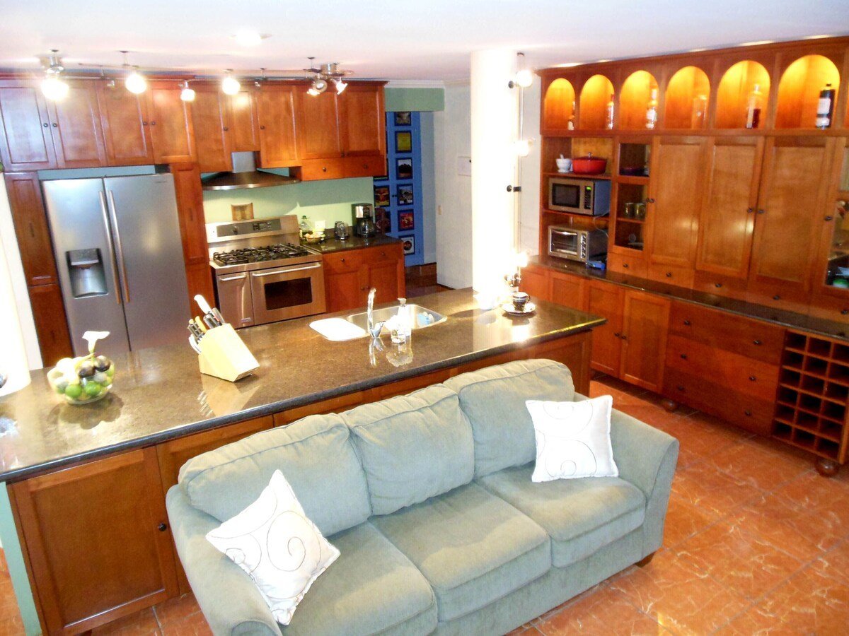 Riverfront Mountain Estate, Heredia