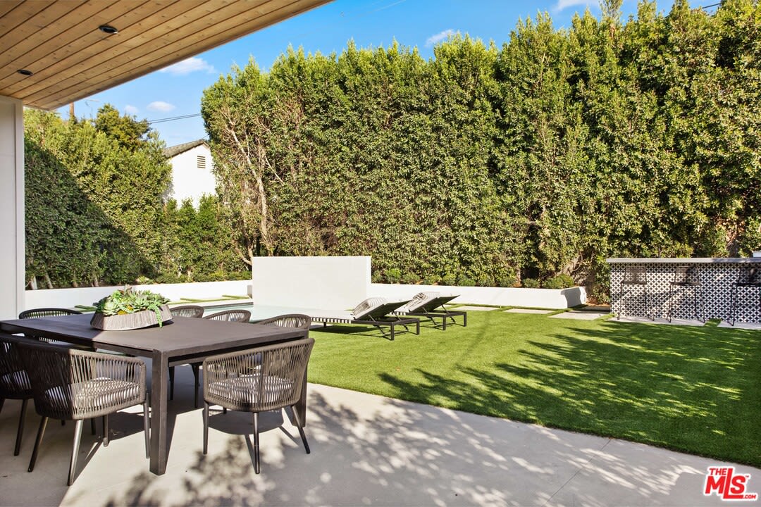 An inviting, newly built compound in Los Feliz