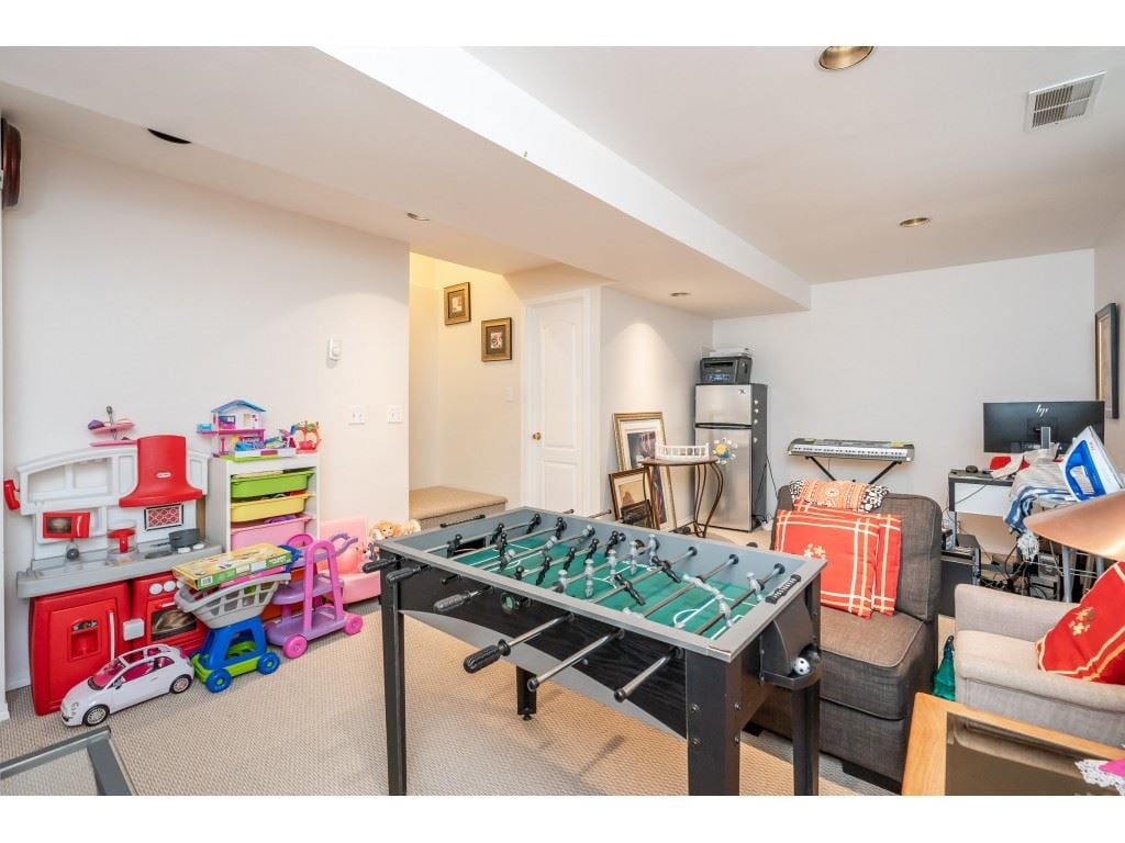 18498 64a Ave