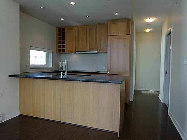 1008-821 Cambie St