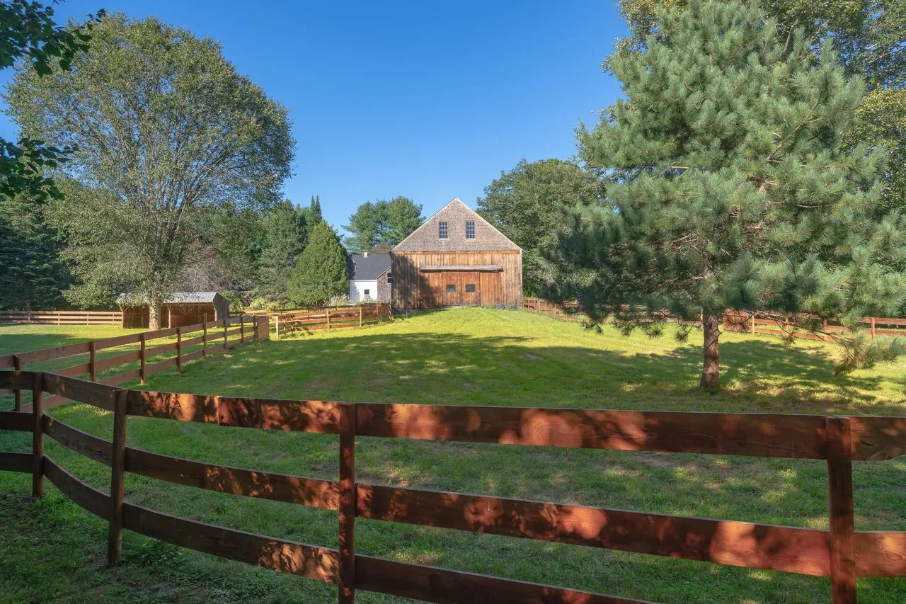 Scenic Farmhouses to Celebrate Harvest Season