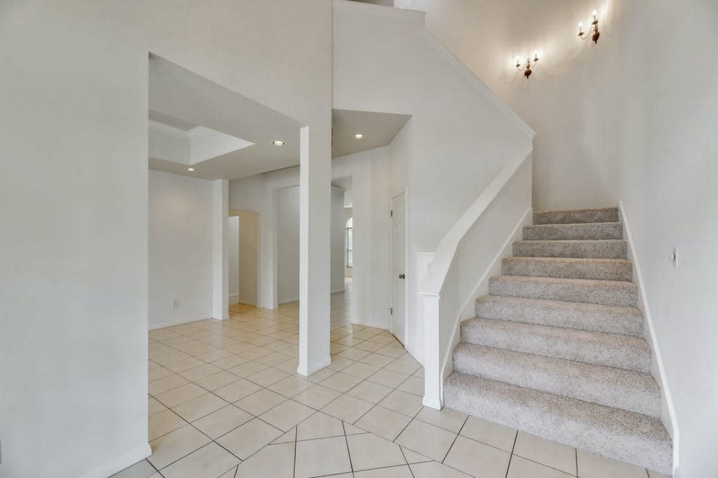 1107 Bowie Rd