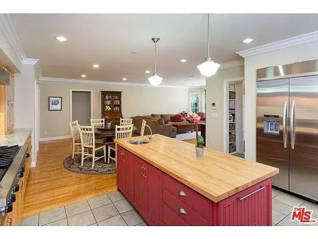 1555 Club View Dr
