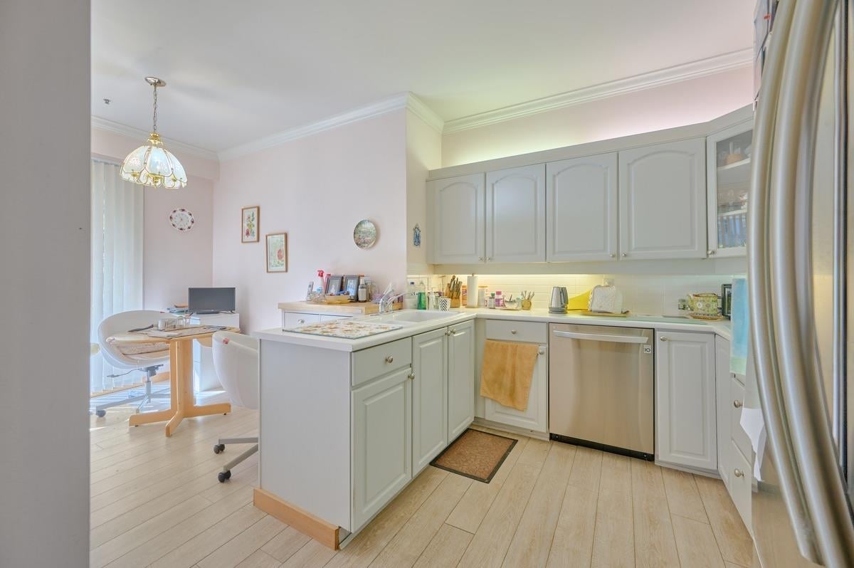 102-3790 W 7th Ave