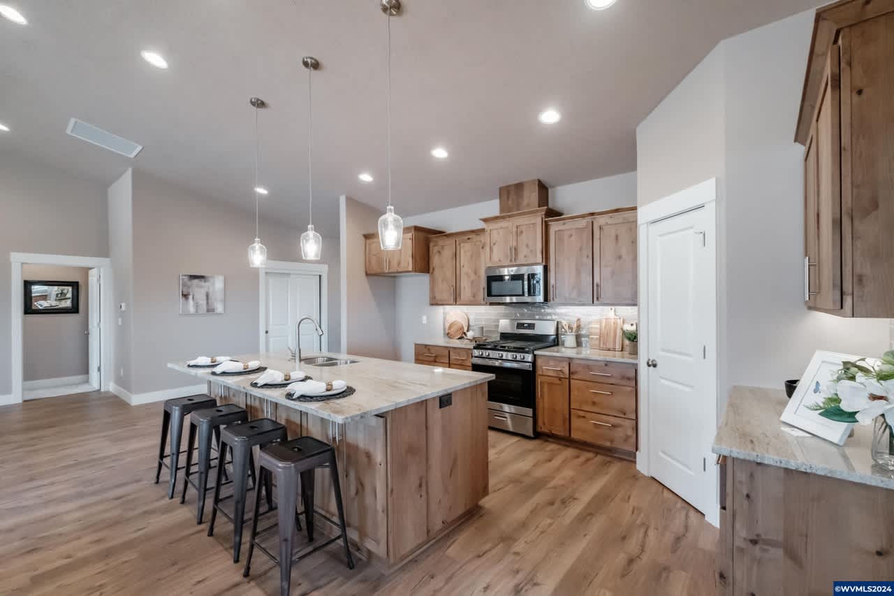 704 NW George Ct