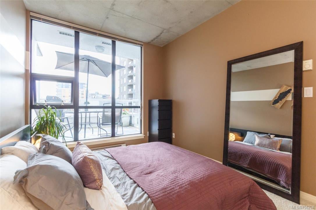 405-860 View St