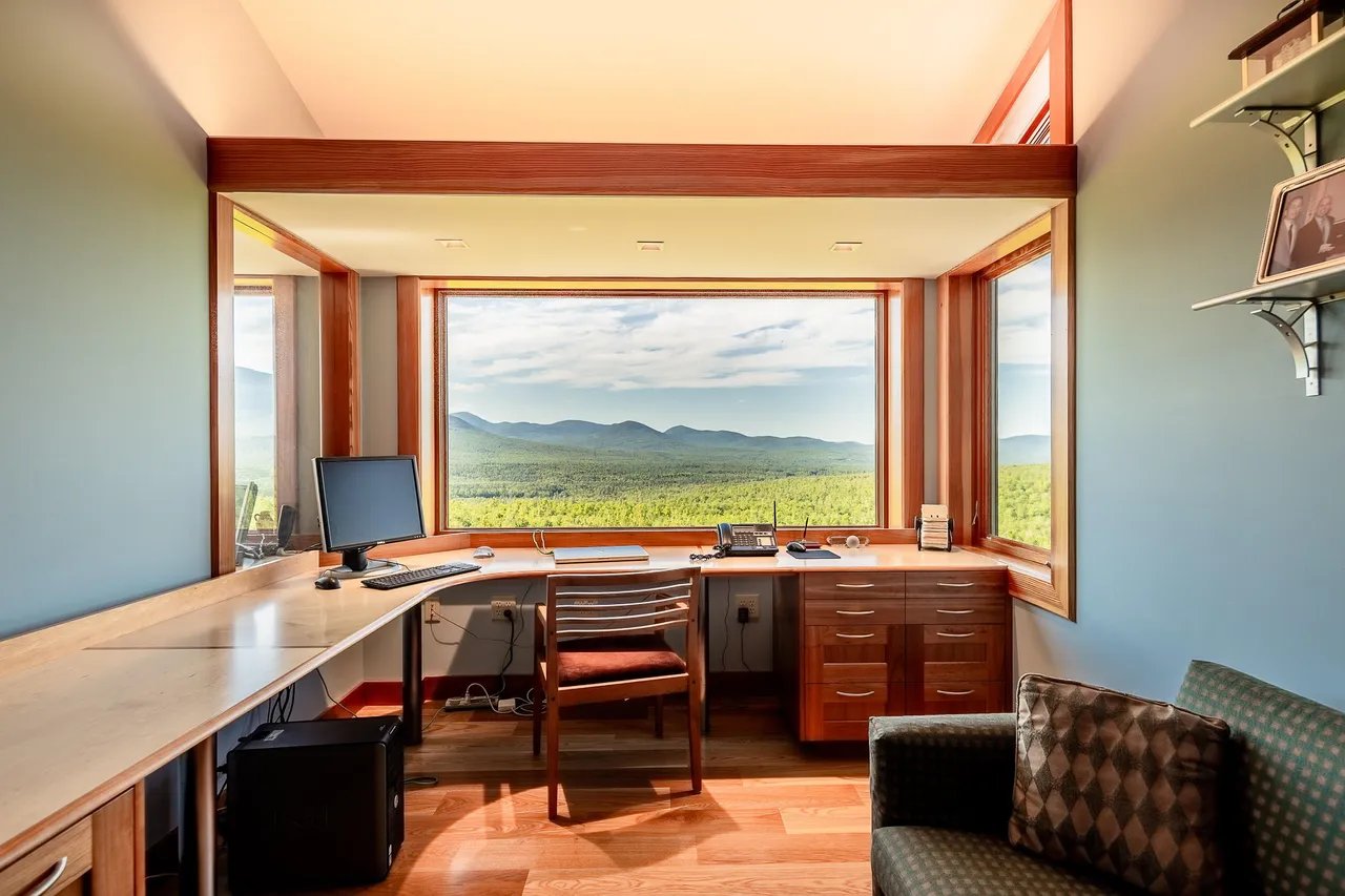 Home Workspaces That Balance Luxury and Productivity