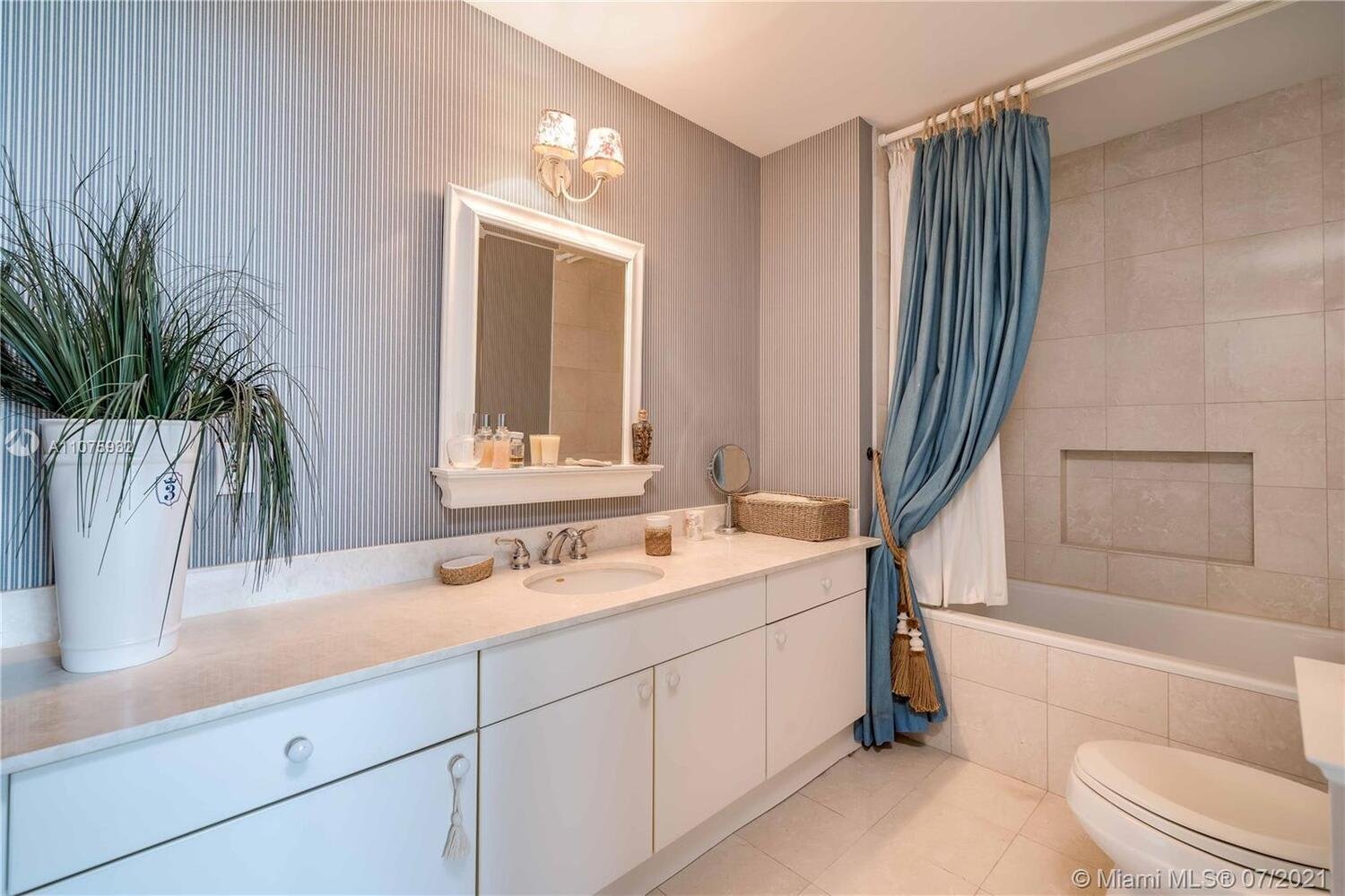 9601 Collins Ave, #505