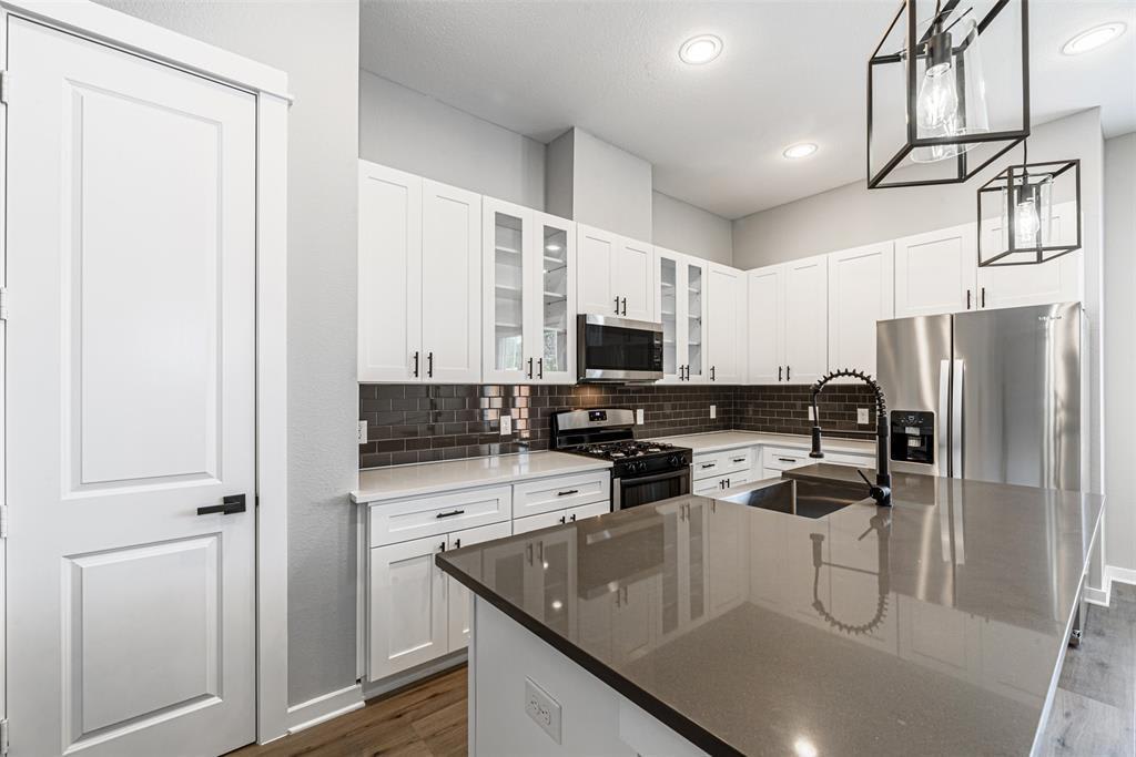 6704 Parker Oaks Ln