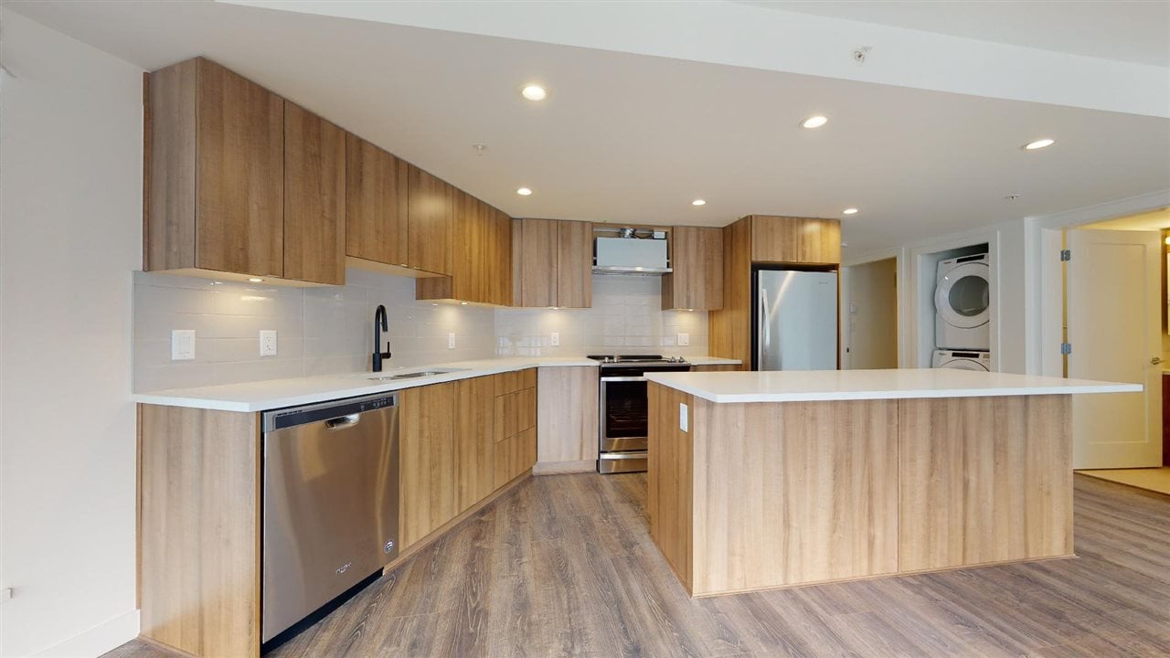 216-1365 Pemberton Ave