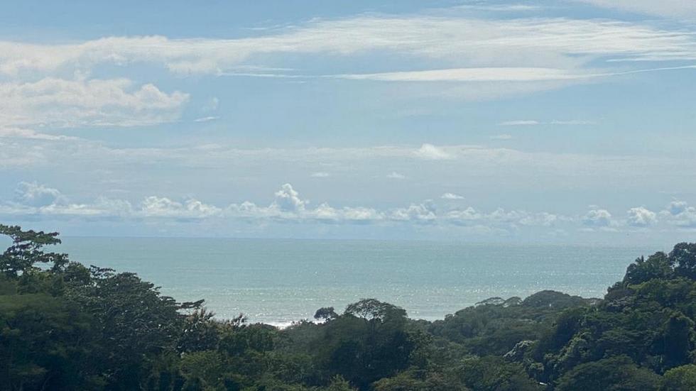 Casa Linda Vista with Ocean View Above Dominical Beach