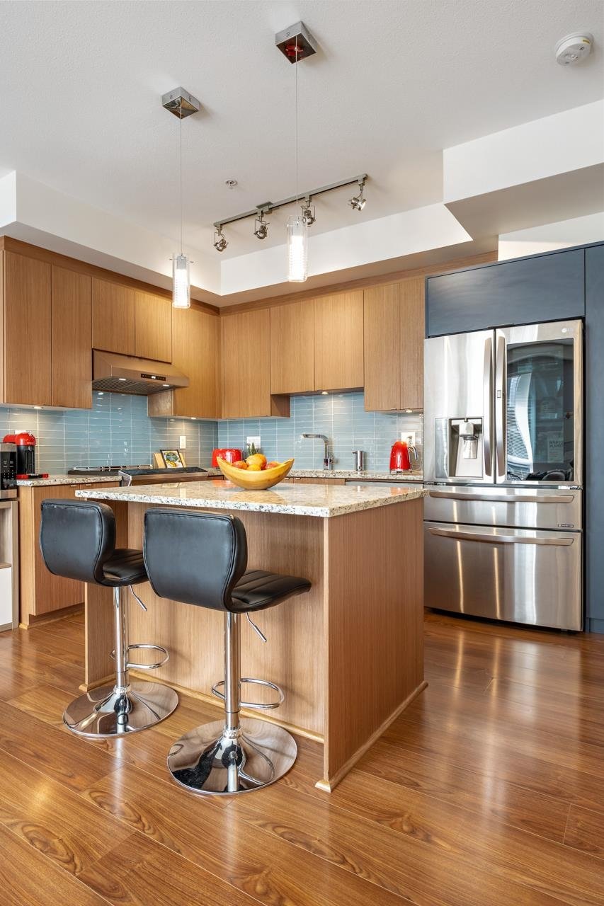 208-735 W 15th St
