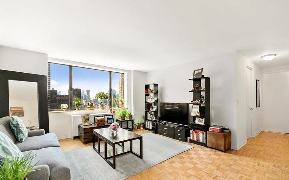 30 West 61st Street Unit: 25B