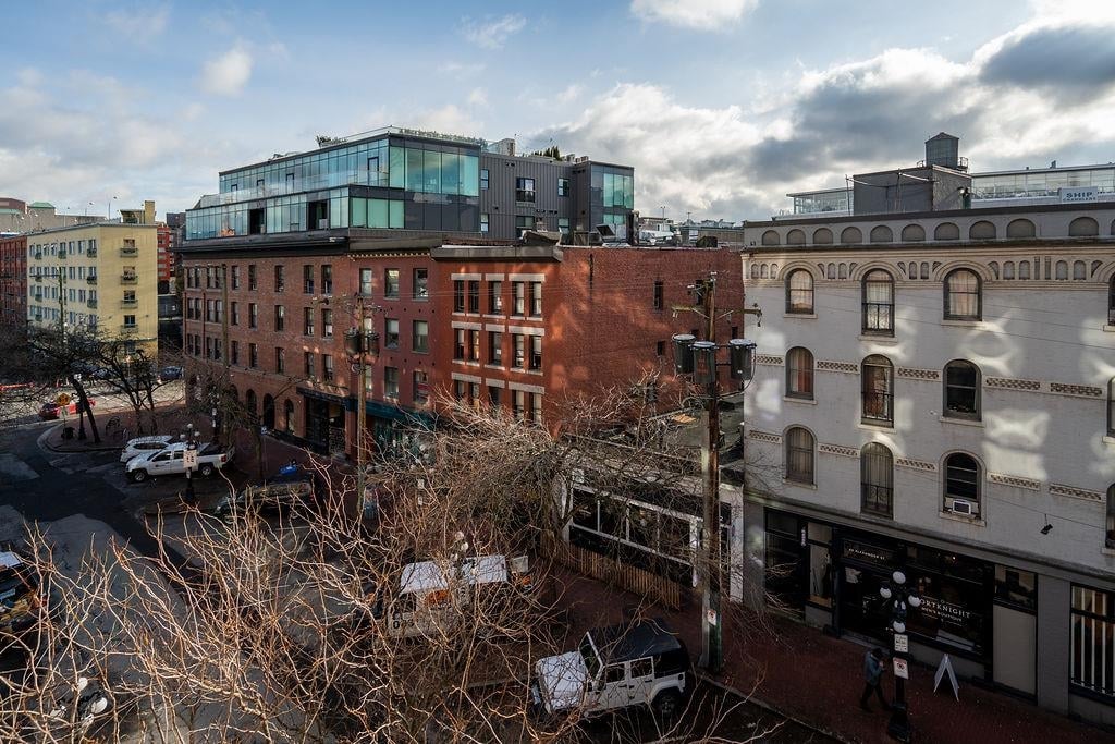 502-55 Alexander St