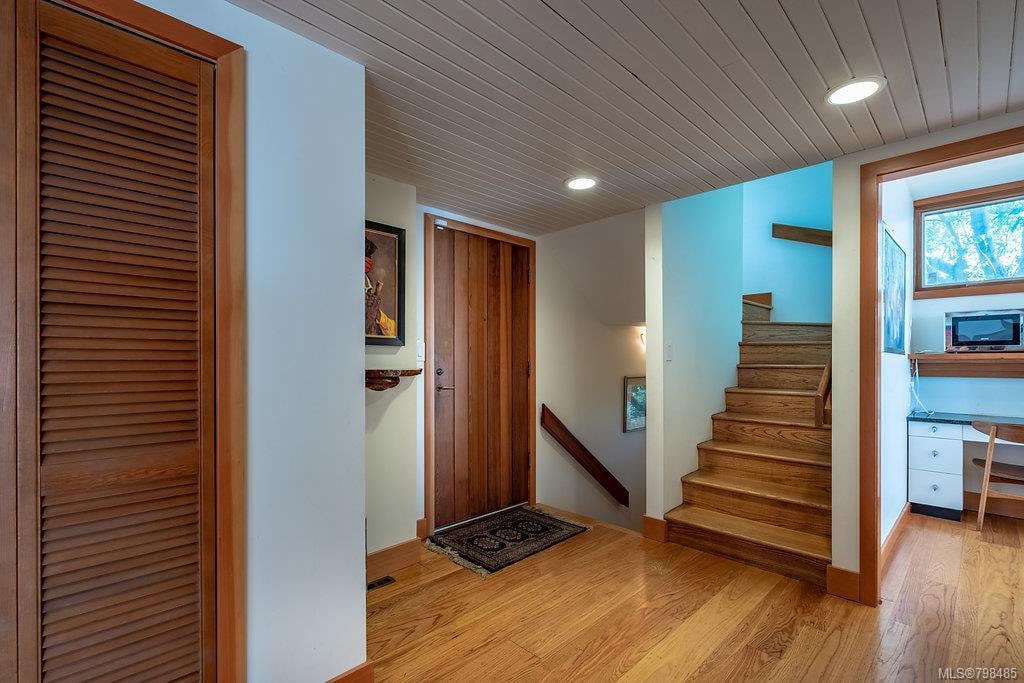45 Maquinna St