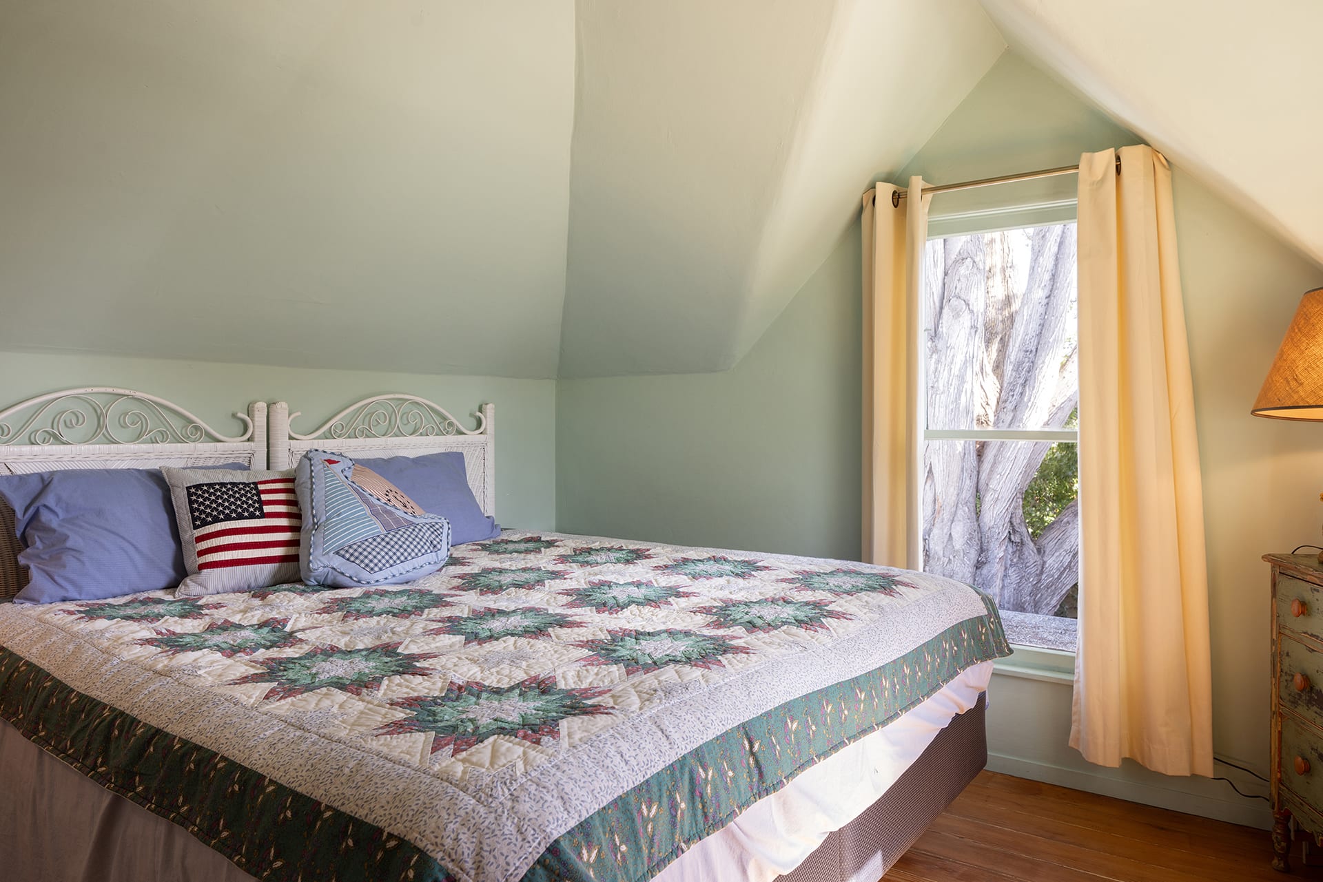 Timeless Victorian Cottage - 106 19th Street