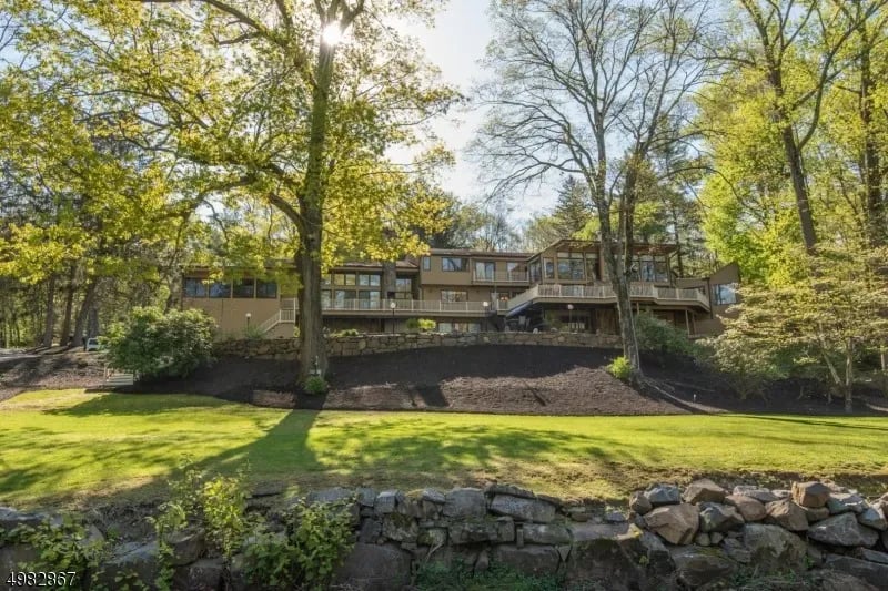 37 E Saddle River Rd