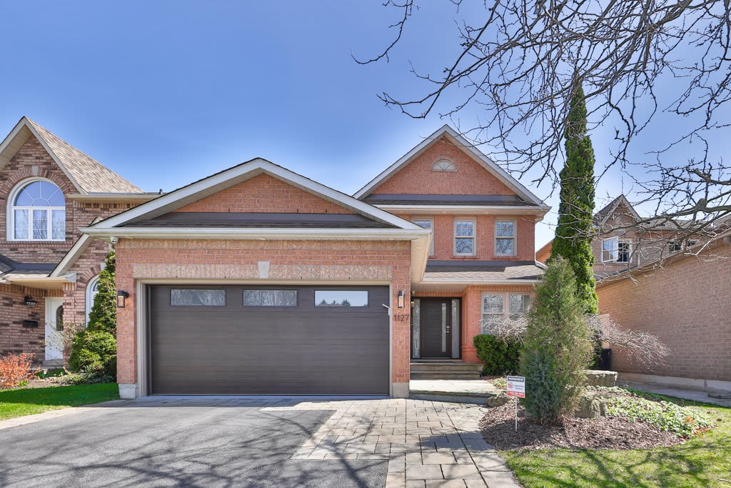 1127 Queen St W