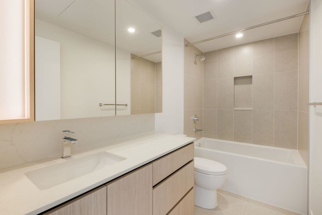 13573 98a Avenue 3211, Surrey