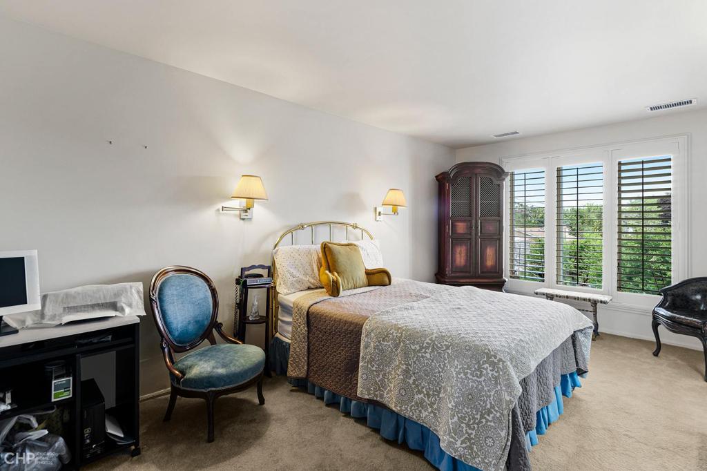 Lincolnwood Condo: 7201 N. Lincoln #310