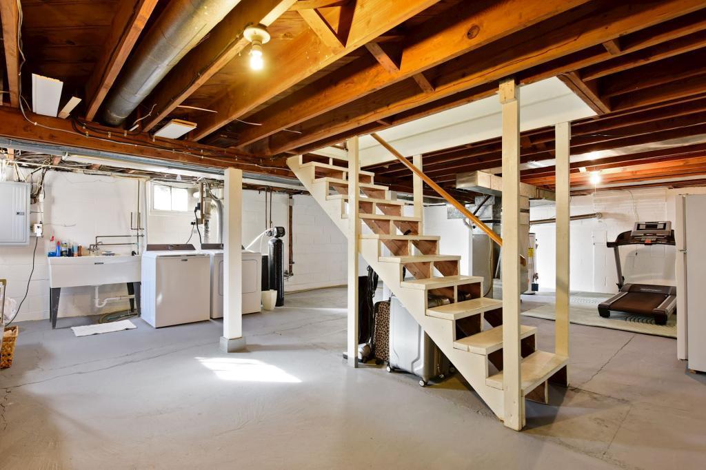 1115 Holly Ln