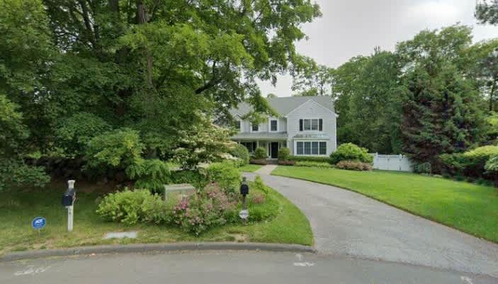 6 Round House Ct, Bedford, NY