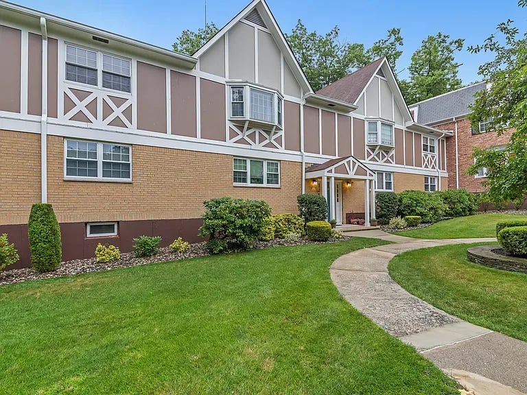 35 Milford Ln APT 6X