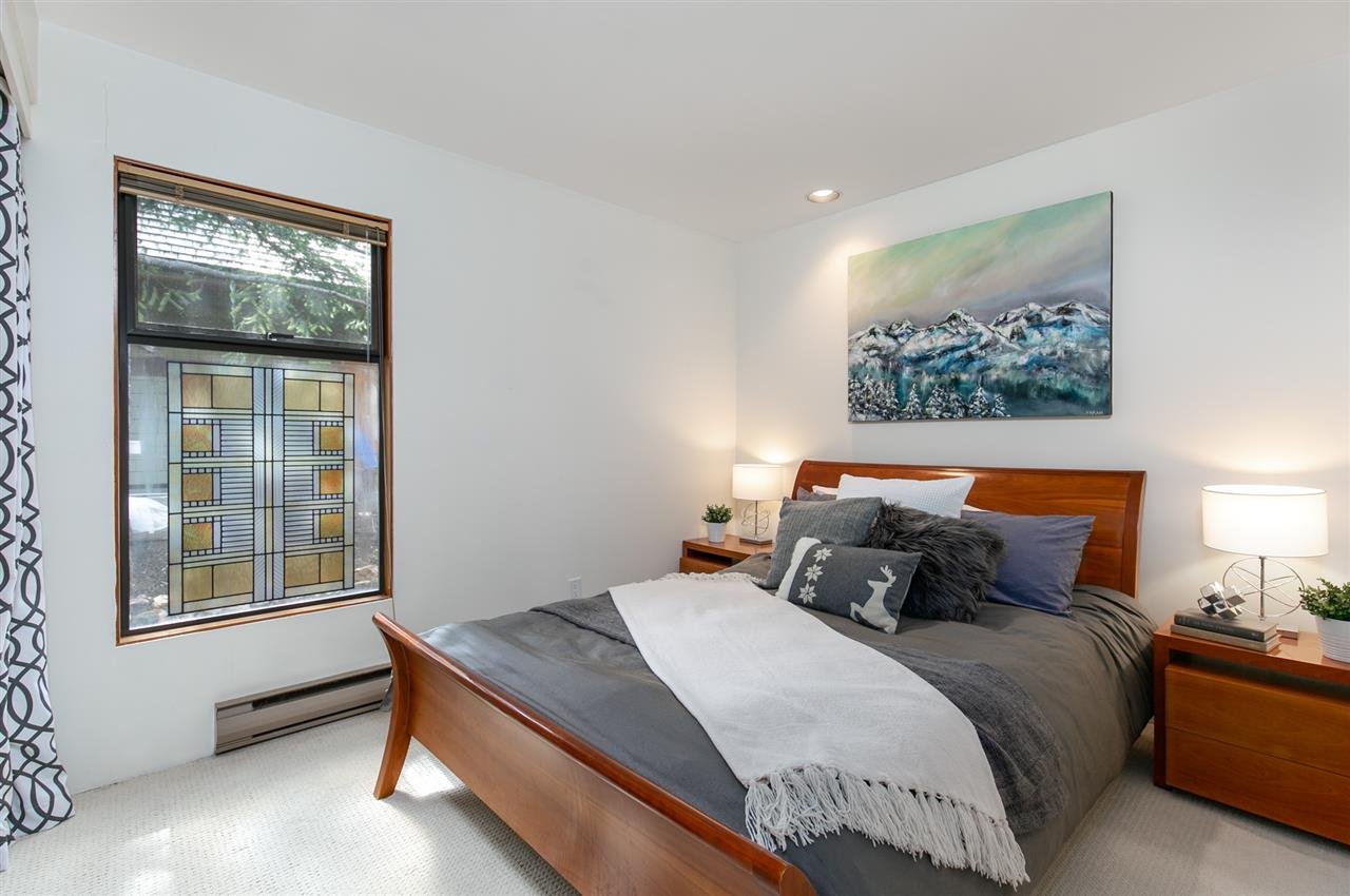 3126 Tyrol Cres