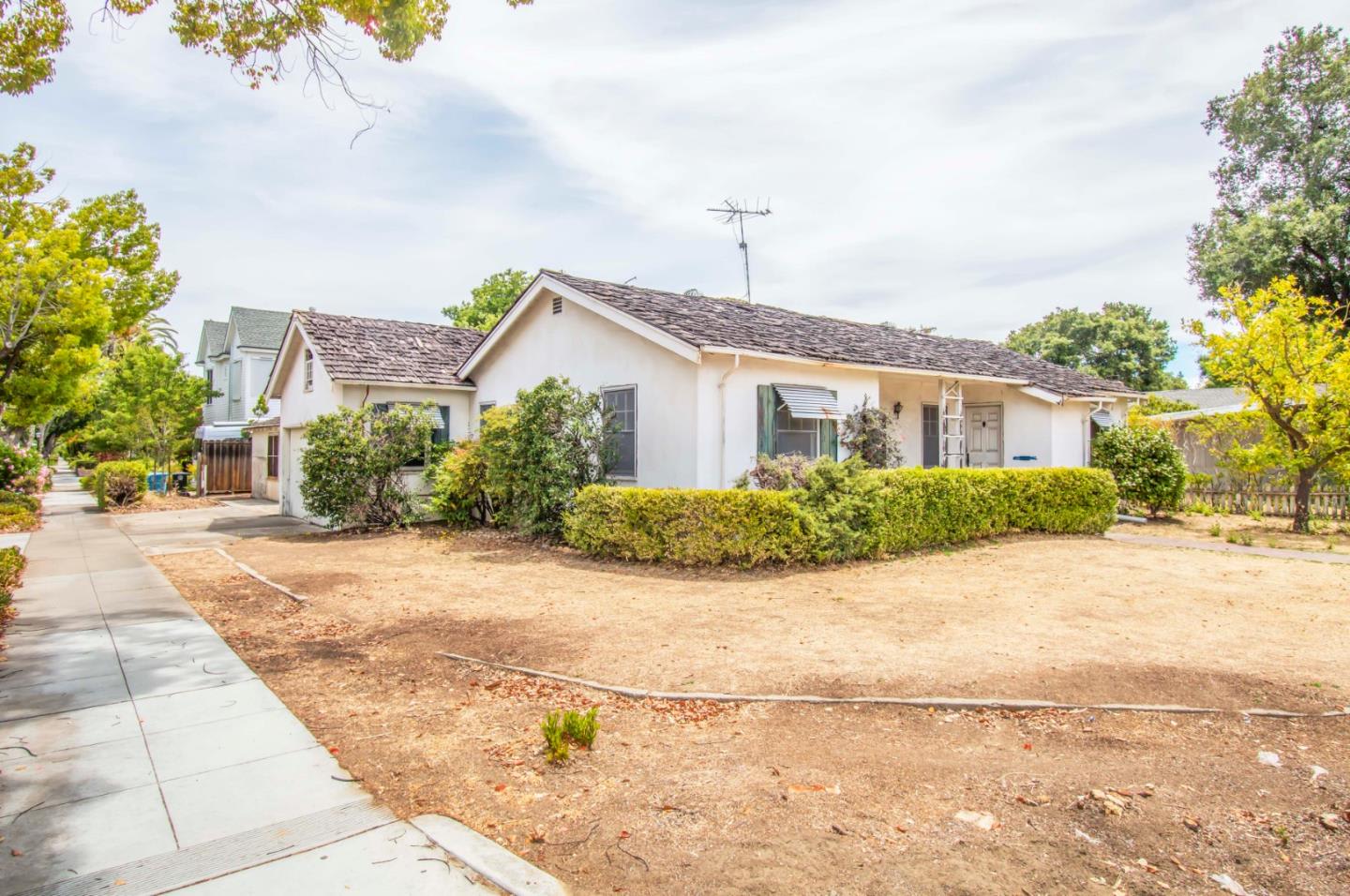 1601 El Camino Real