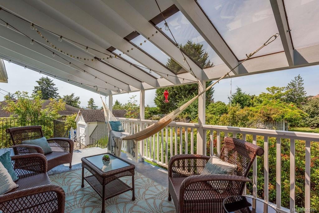 3084 Cadboro Bay Rd