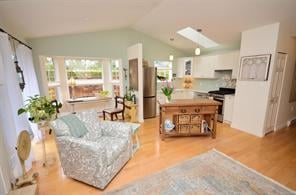 8-2070 Amelia Ave