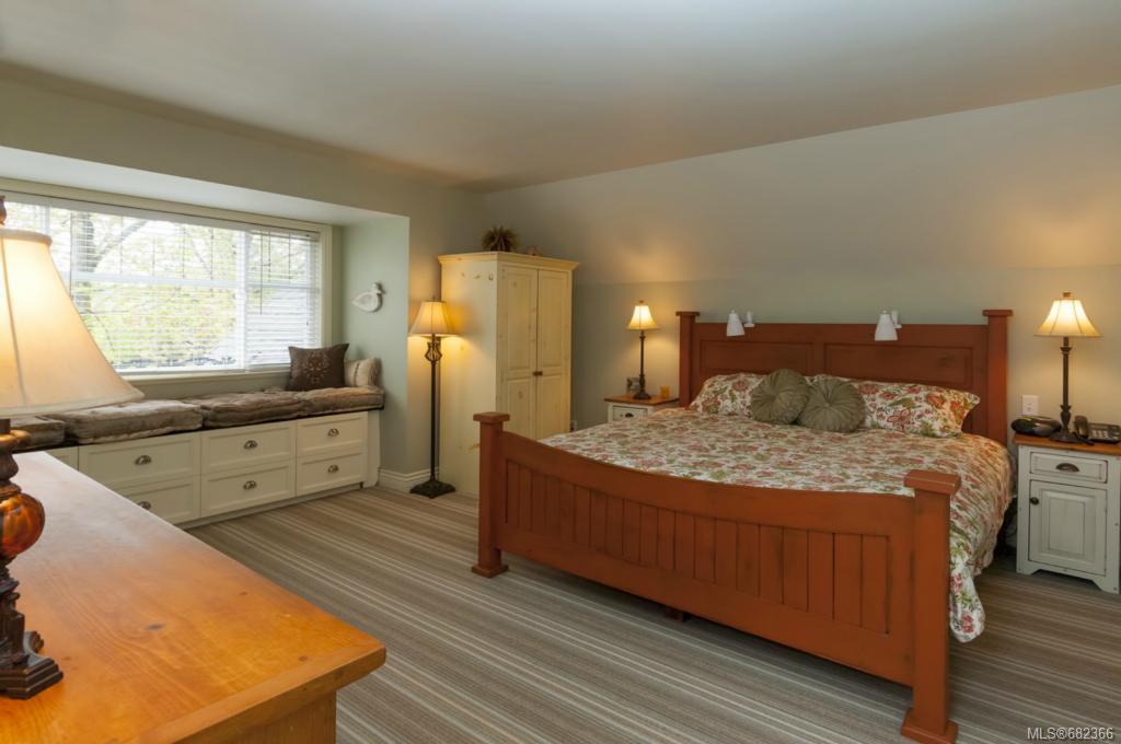1640 Hollywood Cres